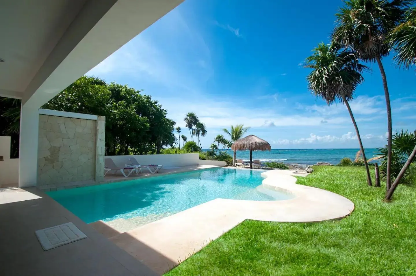 Beachfront Luruxy Villa In Τουλούμ