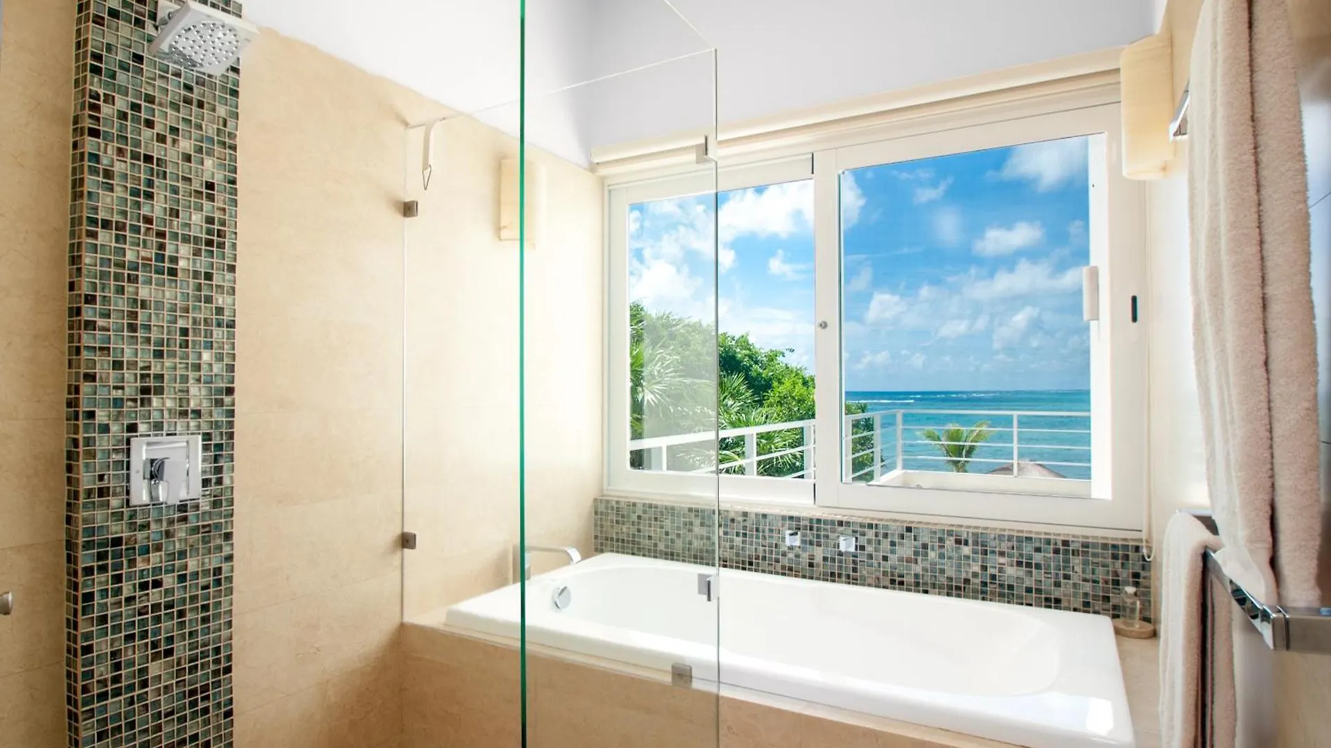 Beachfront Luruxy Villa In Τουλούμ
