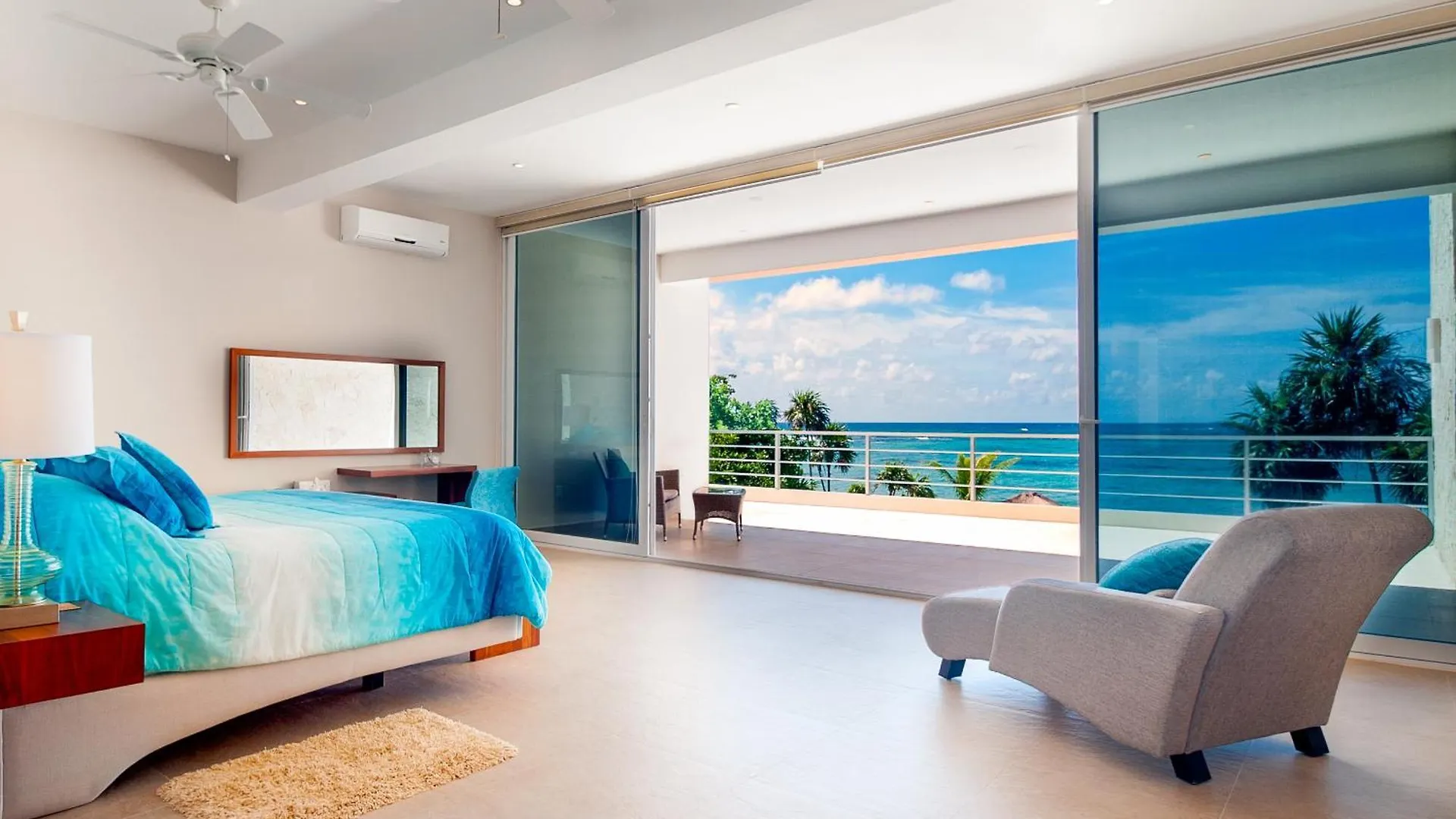 Beachfront Luruxy Villa In Τουλούμ